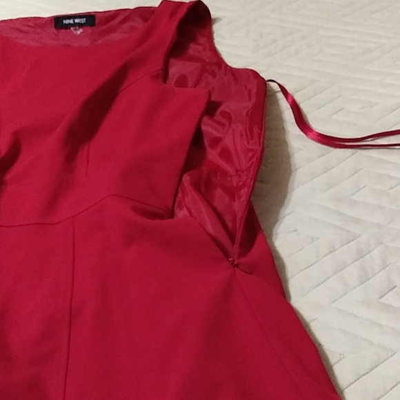 Red dress - Picture 3 of 3